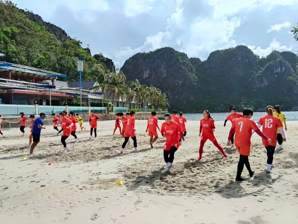 Đội tuyển nữ Việt Nam trong buổi tập thể lực tại bãi biển Tuấn Mai.