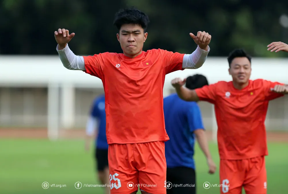 Lý Đức trở lại sân tập sau khi bình phục chấn thương ở cổ chân.