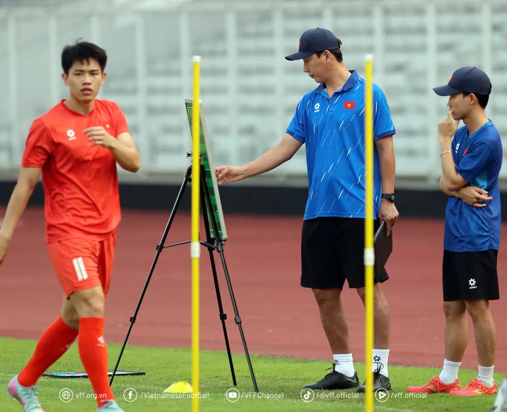 Áp lực với HLV Kim Sang-sik là không nhỏ khi phải phải bảo vệ thành quả của những HLV tiền nhiệm khi U23 Việt Nam vô địch ở hai kỳ gần đây.