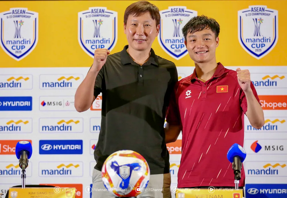 HLV Kim Sang-sik và Xuân Bắc tại buổi họp báo sau trận đấu.
