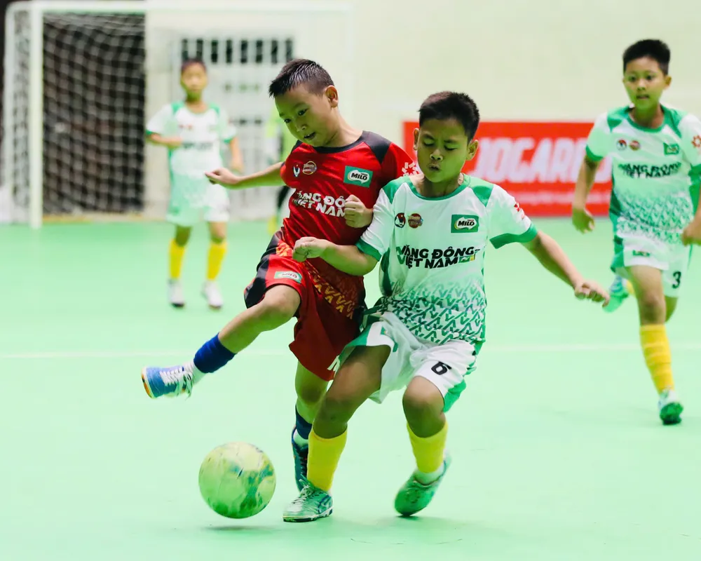U11 Bắc Ninh (đỏ) cùng U11 Nam Định giành 2 vé tại bảng C vào chơi tứ kết.