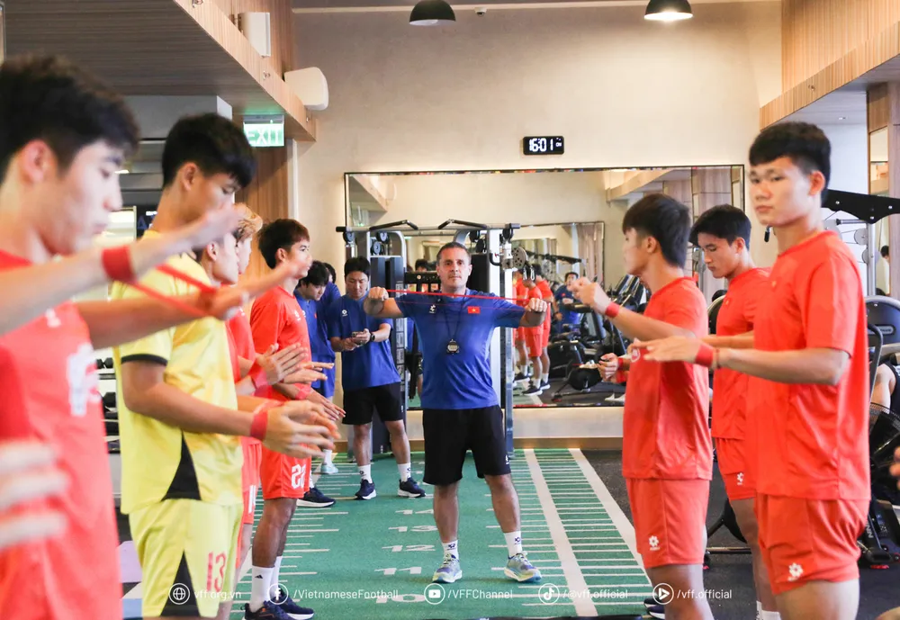 Các cầu thủ tập phục hồi sau trận bán kết.