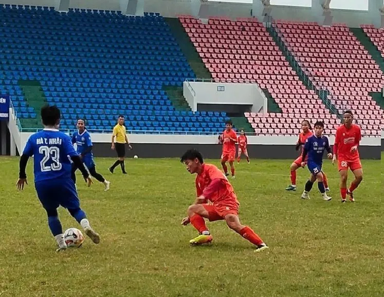 Đội tuyển nữ Việt Nam (áo đỏ) thắng Than KSVN 3-2.