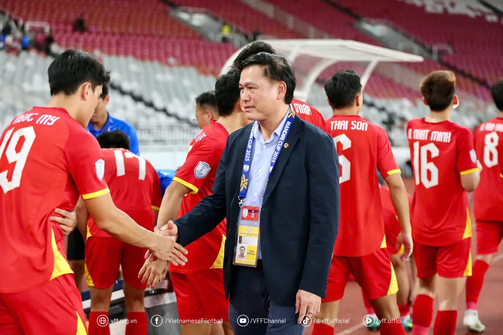 Trưởng đoàn Trần Anh Tú chúc mừng các cầu thủ sau khi giành vé vào chung kết.