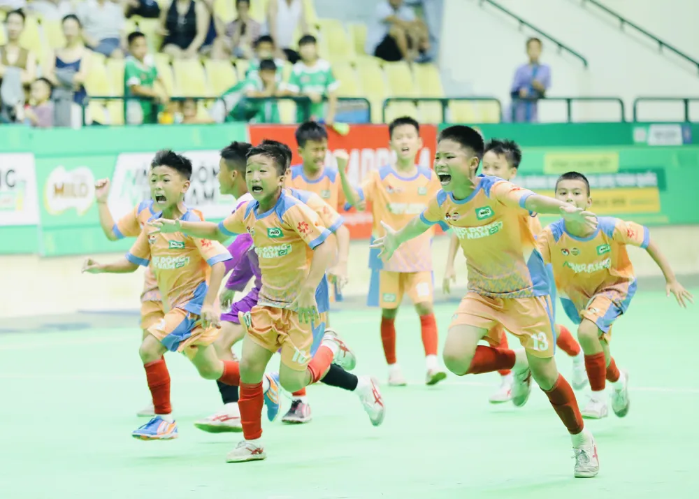 U11 Lạng Sơn vui mừng giành vé bán kết sau khi đánh bại U11 Nam Định.