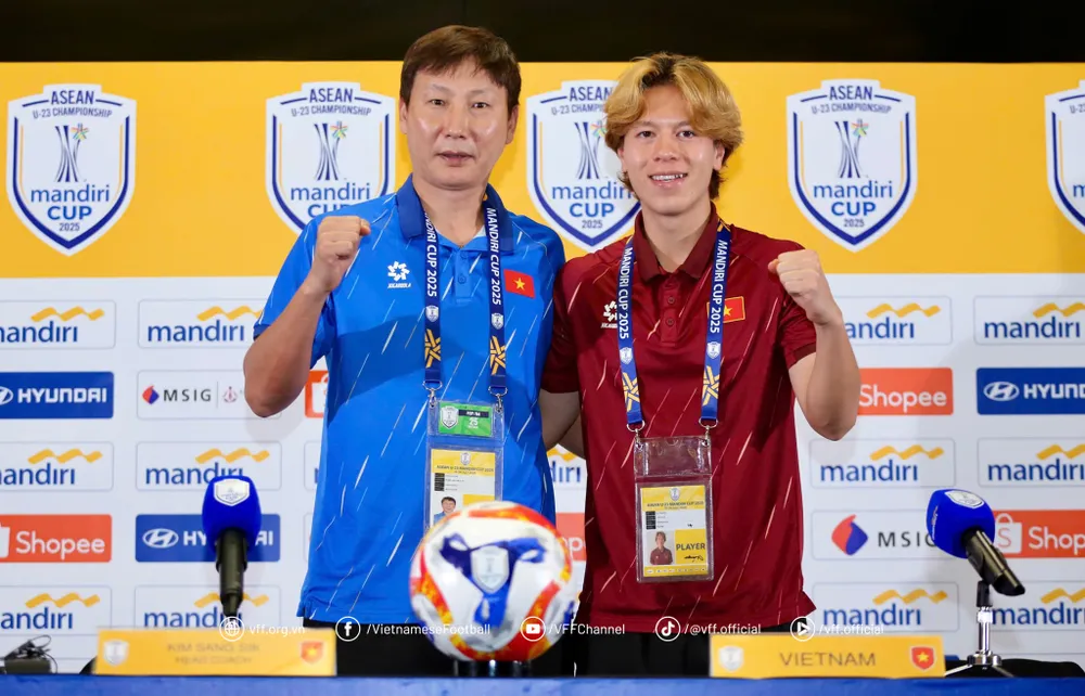 HLV Kim Sang-sik và Viktor Le tại buổi họp báo