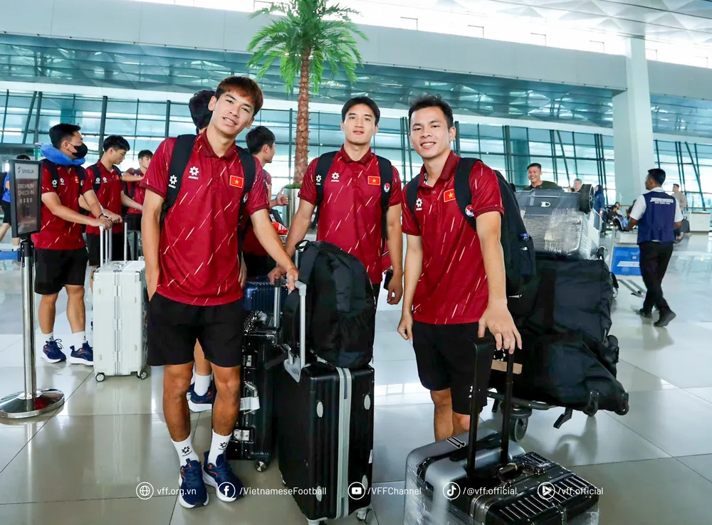 Các cầu thủ U23 Việt Nam tại sân bay, chuẩn bị lên đường về nước. Ảnh: ANH KHOA