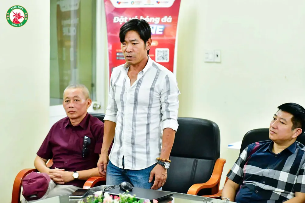 HLV Trịnh Duy Quang, cũng là cựu cầu thủ đội bóng đất Võ chia sẻ cùng cả đội ở buổi họp đầu tiên trước mùa bóng mới.