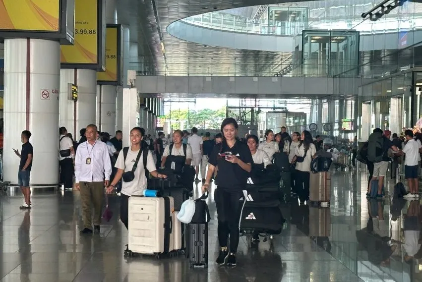 Các cô gái Philippines đến Hà Nội vào sáng 3-8.