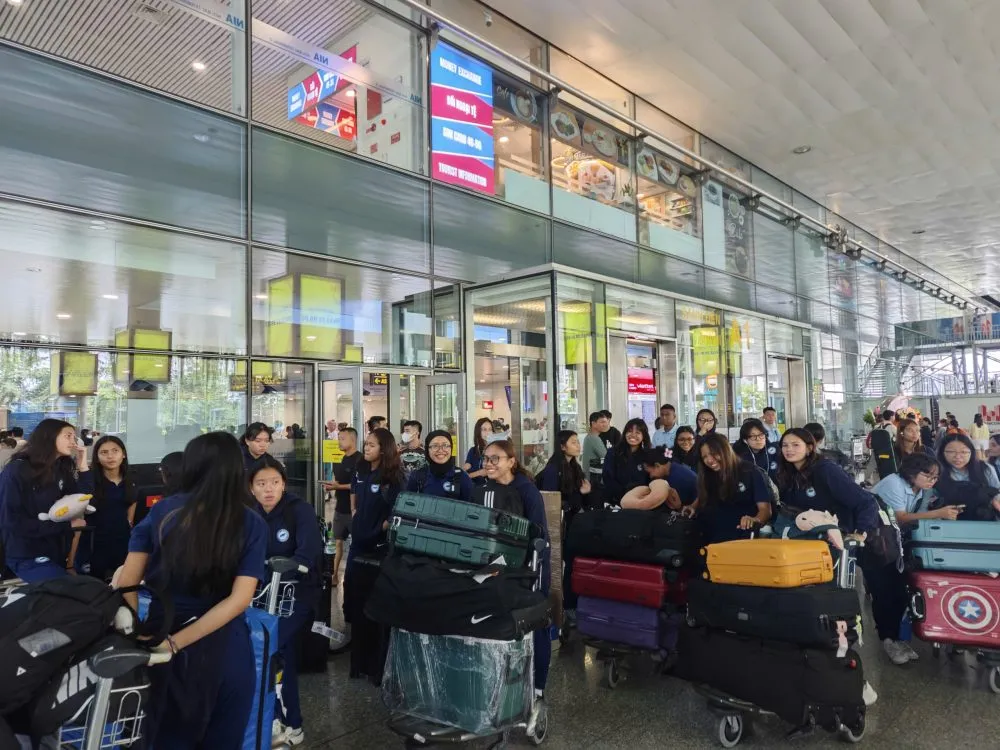 Các cô gái U20 SIngapore khi đến sân bay Nội Bài.