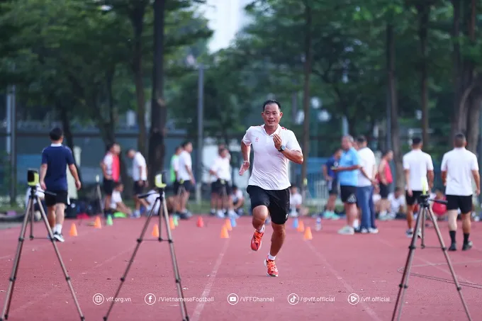 Trọng tài Trần Đình Thịnh thực hiện bài kiểm tra thể lực vào sáng 3-8.