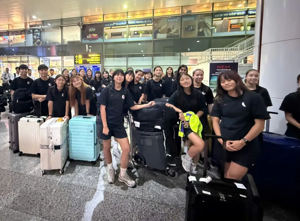 Các cầu thủ U20 nữ Hồng Kông (TQ) khi đến sân bay Nội Bài.