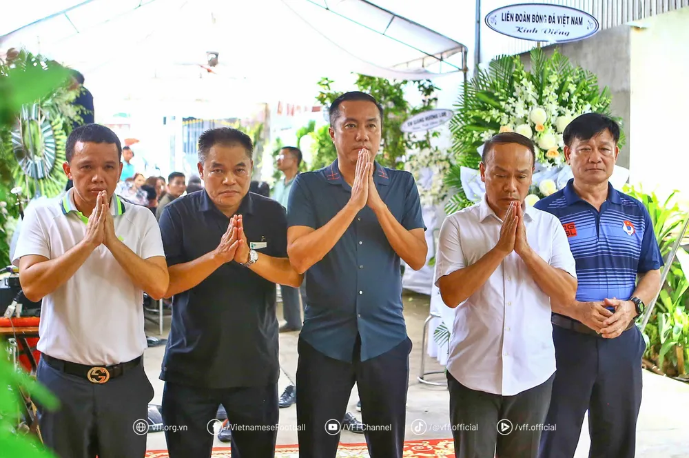 Lãnh đạo VFF, công ty VPF có mặt ở Đồng Nai viếng trọng tài Đình Thịnh.