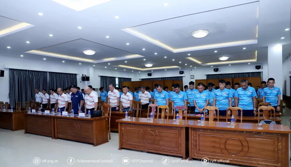 Ban tổ chức đã dành một phút mặc niệm trọng tài Trần Đình Thịnh tại lễ bế mạc.