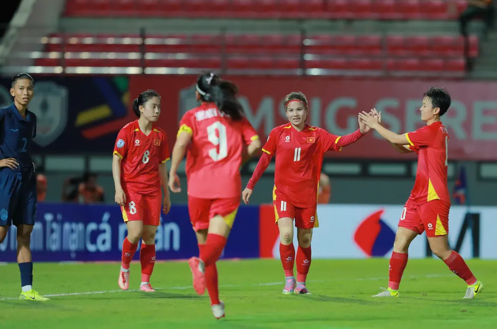 Các cầu thủ Việt Nam nhẹ nhàng vượt qua đội tuyển Campuchia với tỷ số 6-0. Ảnh: MINH HOÀNG