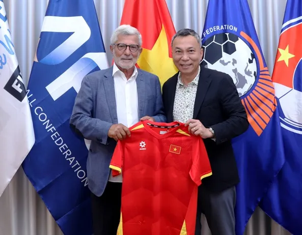 Ông Calisto cùng chủ tịch VFF Trần Quốc Tuấn