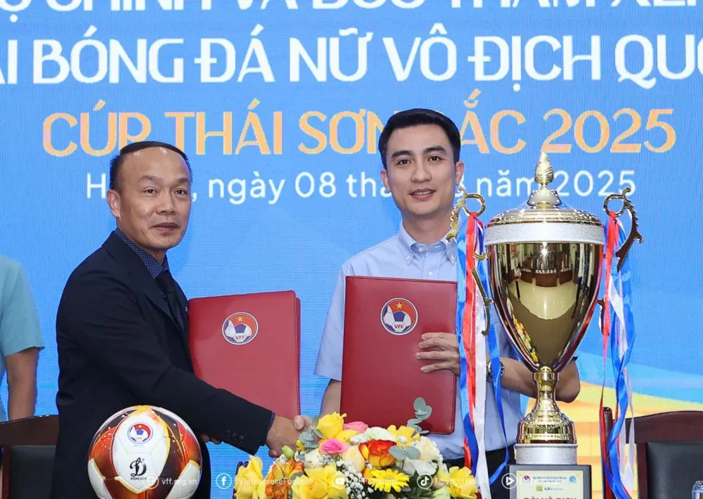 Tổng thư ký VFF ông Nguyễn Văn Phú và ông Trần Anh Minh, Tổng giám đốc Công ty Thái Sơn Bắc.