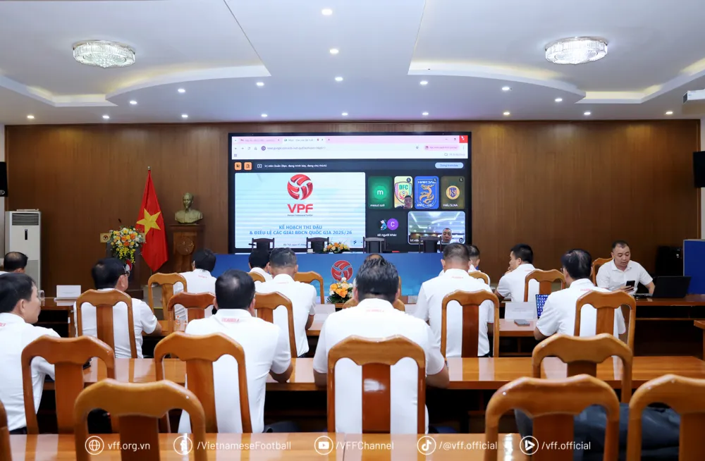 Toàn cảnh buổi làm việc đầu tiên vào ngày 11-8.