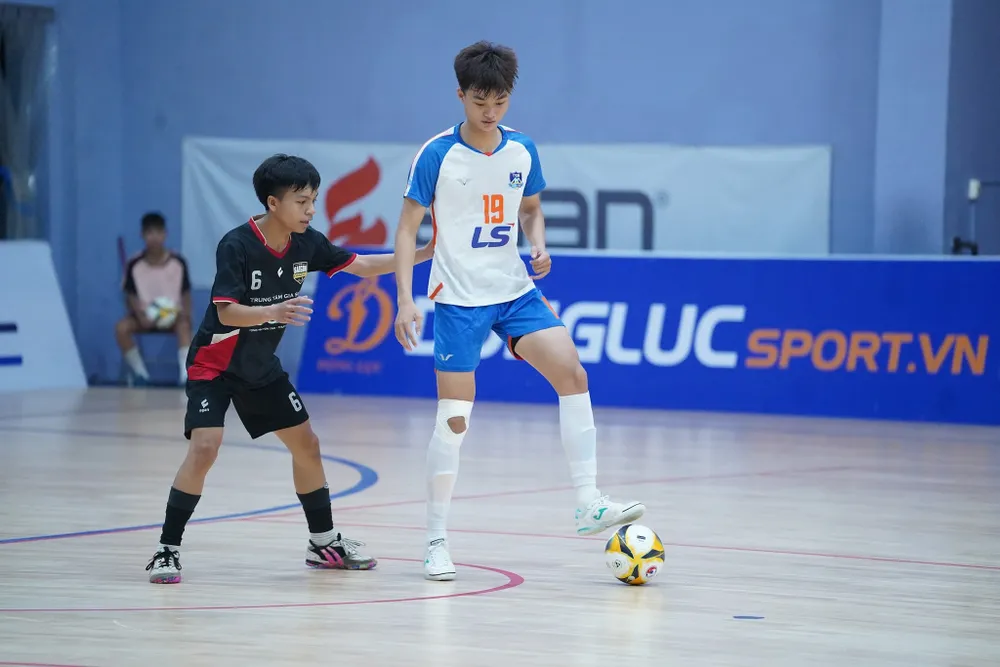 U20 Thái Sơn Nam TPHCM (áo trắng) thắng cách biệt 6-2 trước Sài Gòn Eminence.