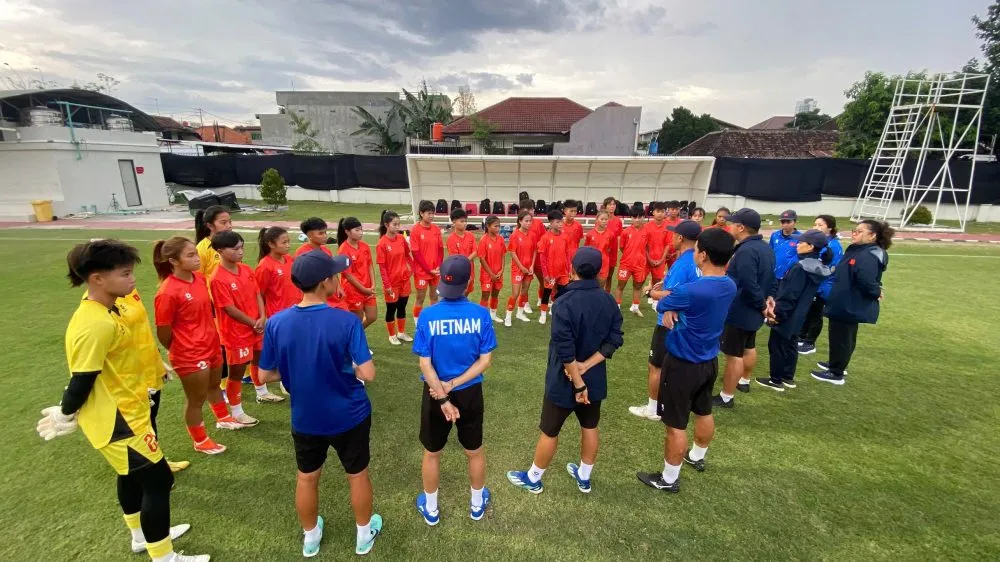 U16 nữ Việt Nam trên sân tập ngày 20-8.