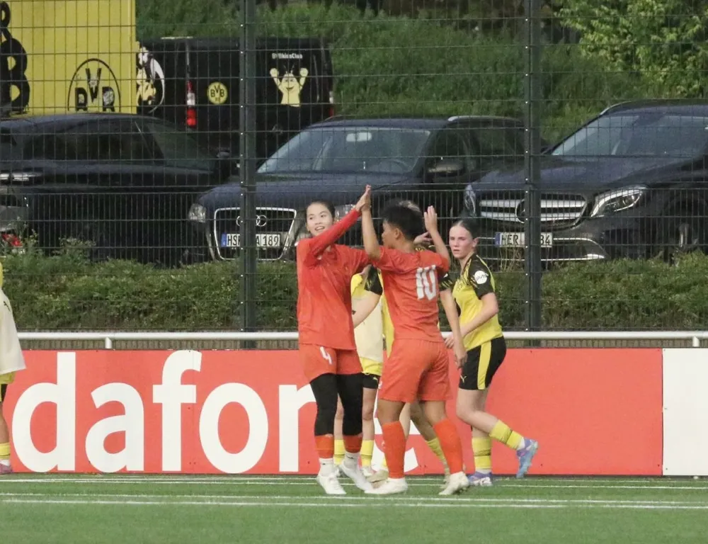 Các cầu thủ Việt Nam bất ngờ thắng cách biệt trước đội bóng trẻ của Đức.