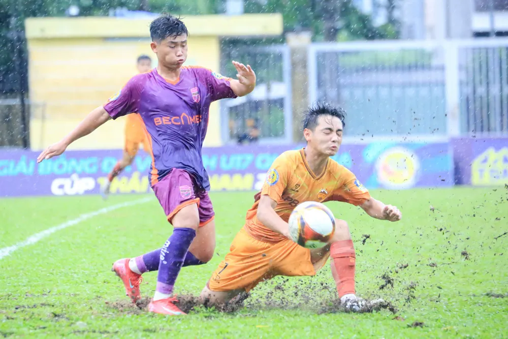 U17 Becamex TPHCM vượt qua HAGL dù thi đấu 10 người từ hiệp đầu.