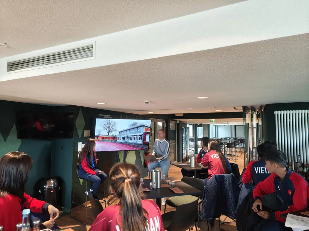 Đội đã có buổi trò chuyện và được giới thiệu về hệ thống đào tạo trẻ của CLB Brenner