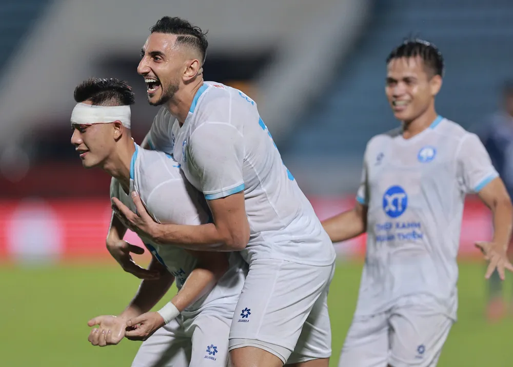 Lâm Ti Phông ghi 2 bàn trong chiến thắng của Nam Định trước Svay Rieng.