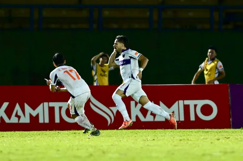 Becamex TPHCM ghi bàn mở tỷ số ngay vào phút thứ 4. Ảnh: DŨNG PHƯƠNG