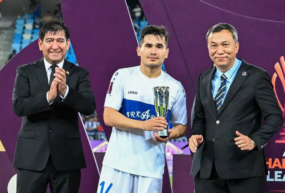 Ông Trần Quốc Tuấn đại diện AFC trao giải tại trận chung kết AFC Challenge League 2024-2025 