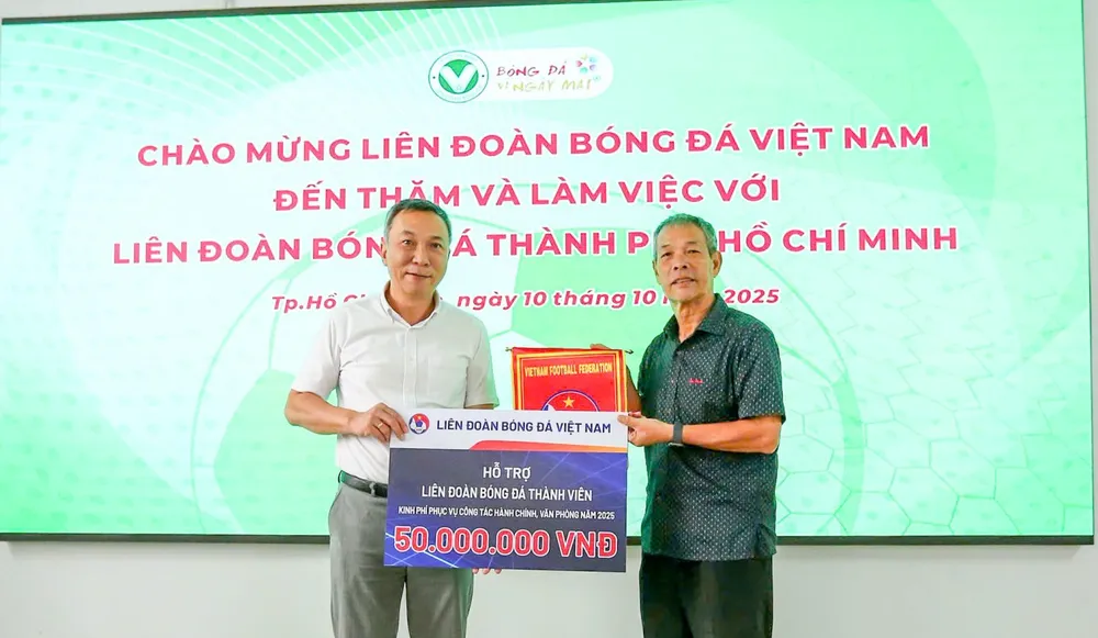 Chủ tịch VFF Trần Quốc Tuấn trao số tiền 50 triệu đồng mà VFF hỗ trợ cho các Liên đoàn thành viên.
