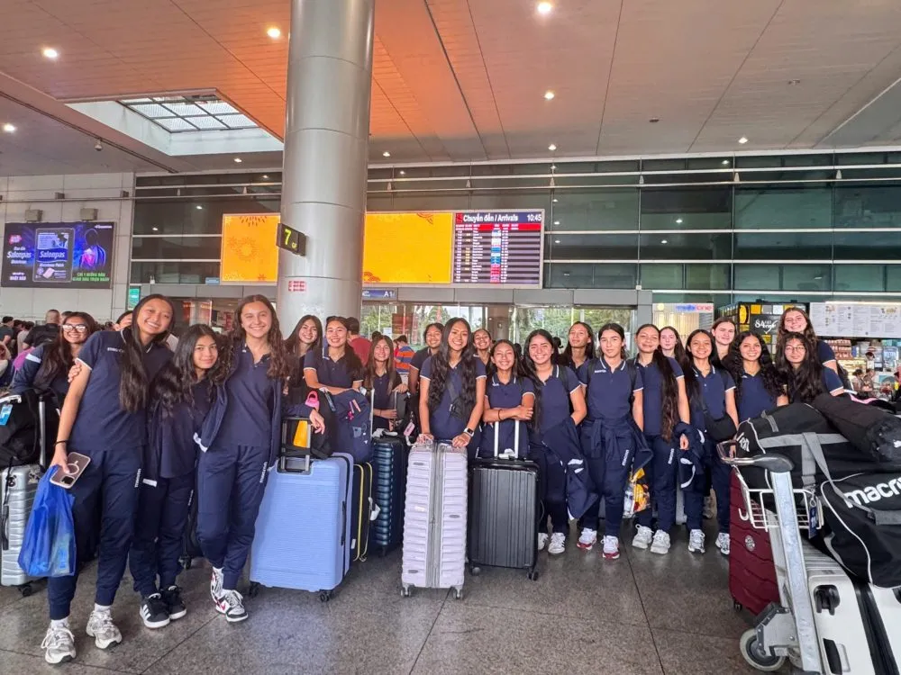 Đội tuyển U17 nữ Guam tại sân bay Tân Sơn Nhất