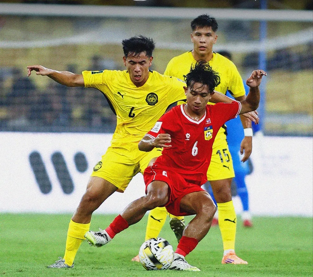 Đội tuyển Lào không thể đứng vững trên sân Bukit Jalil khi để thua cách biệt 1-5. Ảnh: AFC