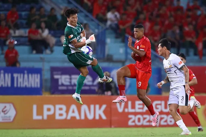 Tiến Dũng trong tình huống băng ra phá bóng trước tiền đạo Viettel FC.