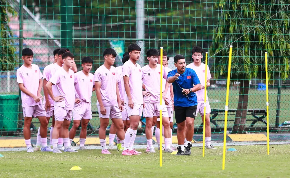 Chuyên gia Brandi Regato Neto hướng dẫn các cầu thủ trong bài tập thể lực.