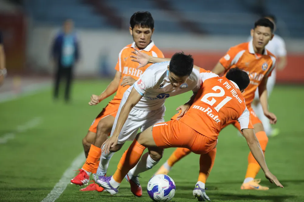 Nam Định gặp nhiều khó khăn để giành 1 điểm trước Đà Nẵng ở vòng 8.