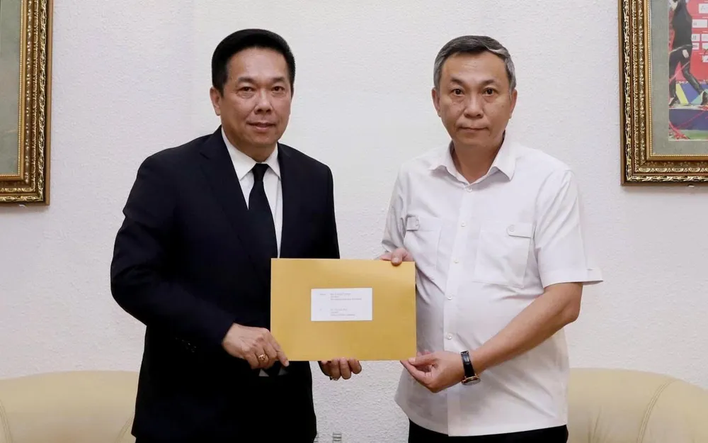 Phó Chủ tịch LĐBĐ Thái Lan Adisak Benjasiriwan chuyển thư xin lỗi của LĐBĐ Thái Lan tới Chủ tịch LĐBĐ Việt Nam Trần Quốc Tuấn.