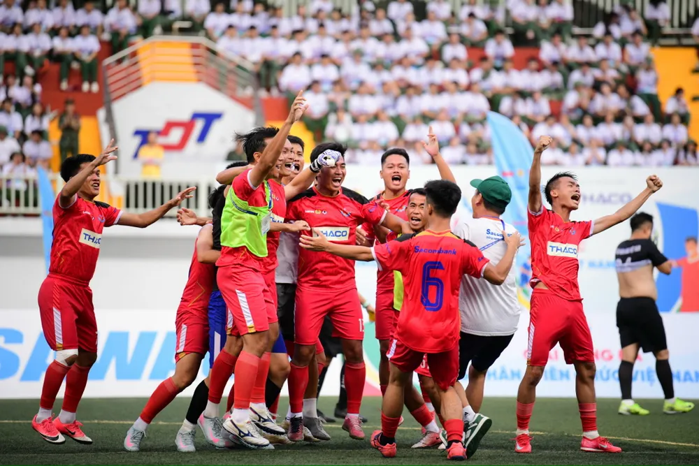 Niềm vui của đội Sacombank sau khi giành chiến thắng ở trận tranh chung kết.