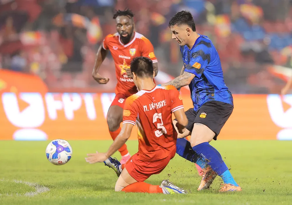 Hà Tĩnh (áo đỏ) giành 3 điểm từ chấm phạt 11m vào cuối trận. Ảnh: XUÂN THỦY