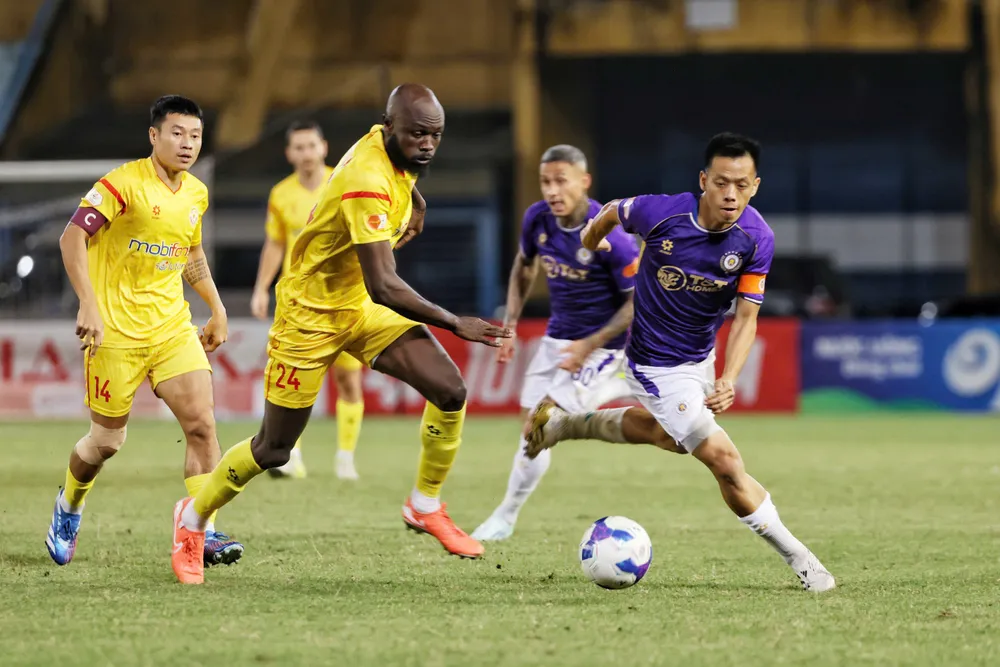 Văn Quyết cùng Hà Nội FC có trận thắng cách biệt trước PVF. Ảnh: MINH HOÀNG