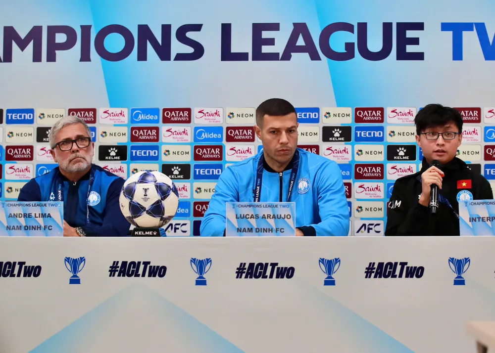 Trợ lý HLV Andre Lima (bìa tráI) và hậu vệ Lucas tại buổi họp báo.