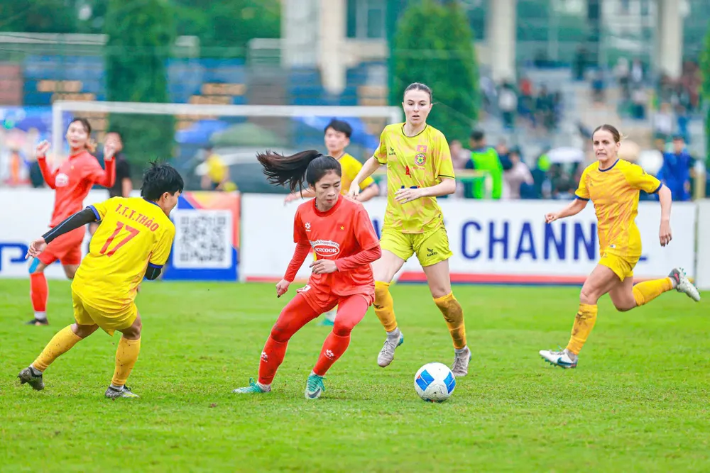 CLB nữ TPHCM (áo vàng) trong trận giao hữu mới đây với đội tuyển nữ Việt Nam (thua 2-3). 
