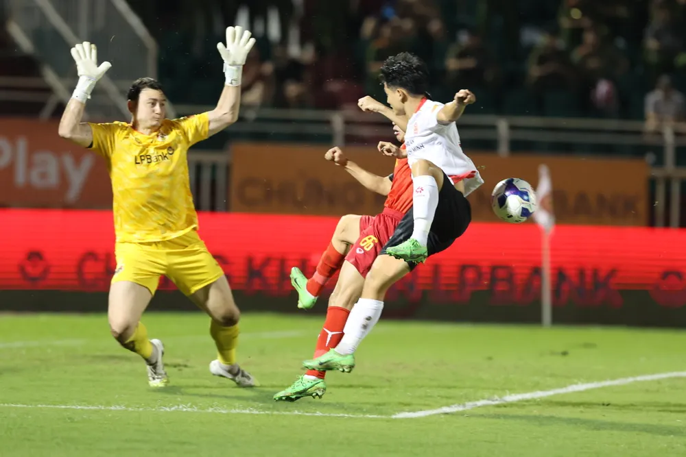 Thủ môn Văn Lâm có trận đấu vất vả khi lần đầu tiên từ đầu giải phải 3 lần vào lưới nhặt bóng. Ảnh: DŨNG PHƯƠNG.