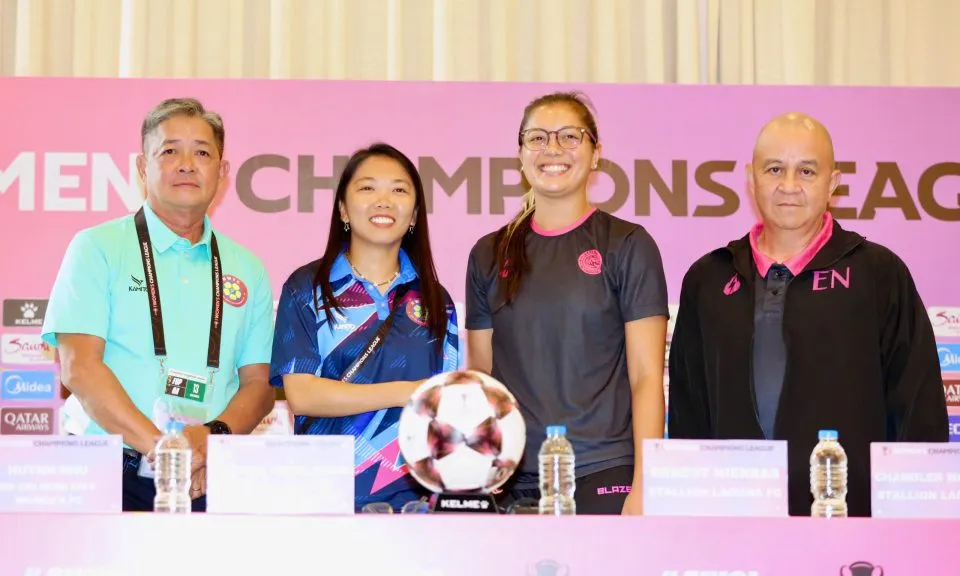 HLV trưởng cùng thủ quân hai CLB nữ TPHCM và Stallion Laguna FC tại buổi họp báo trưa 12-11.