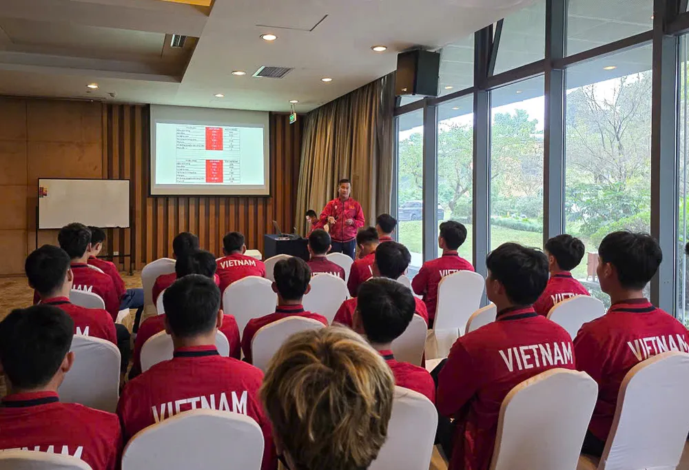 Thầy trò đội U22 Việt Nam tại buổi họp rút kinh nghiệm sáng 14-11.