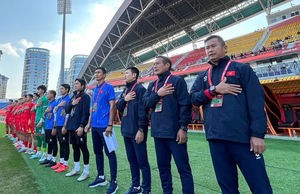 HLV Đinh Hồng Vinh cùng các cộng sự tại giải lần này.