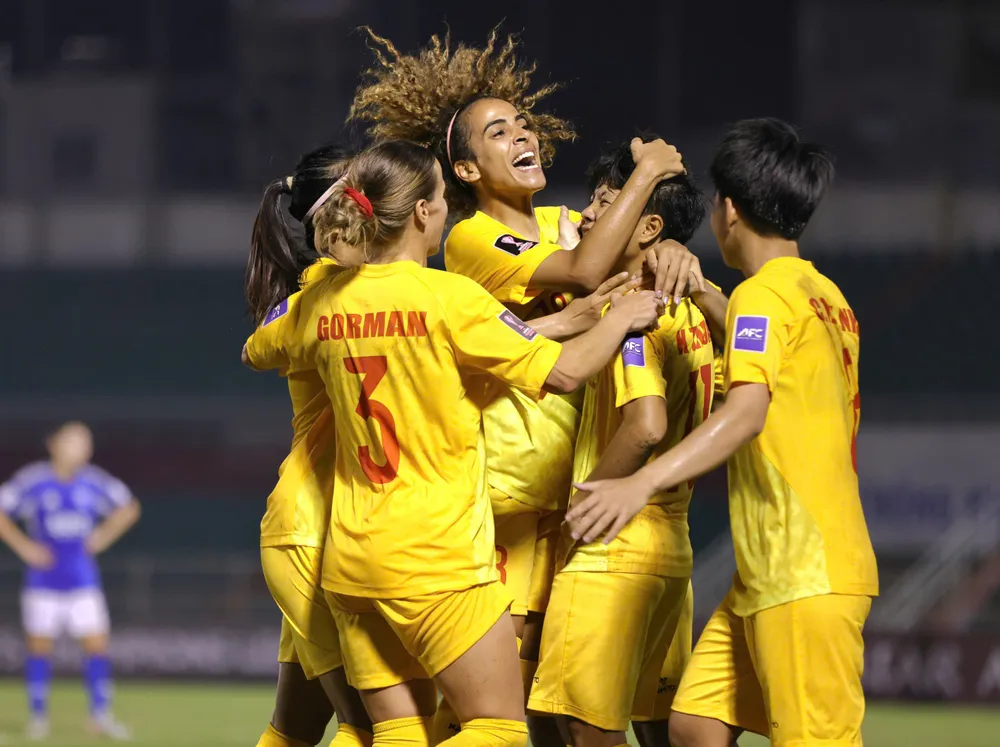 Niềm vui của CLB nữ TPHCM sau chiến thắng 2-0 trước Lion City.