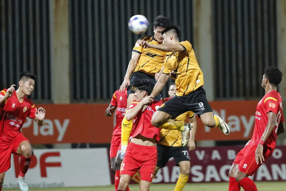 Thanh Hóa (áo vàng) đang vẫy vùng ở cuộc đua trụ hạng.