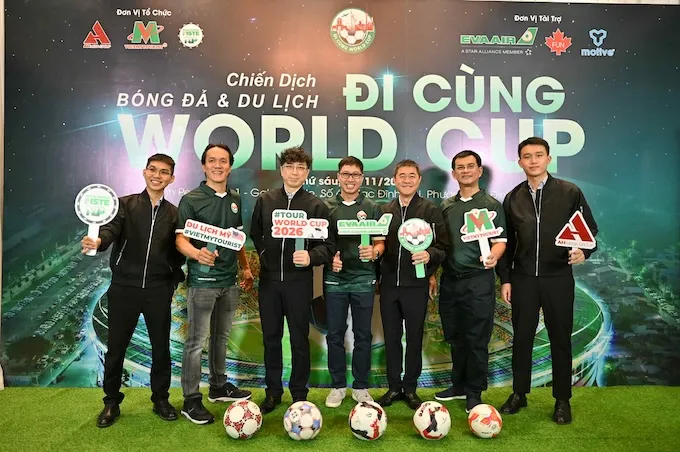 Các thành viên của chương trình "Đi cùng World Cup" chụp hình lưu niệm tại sự kiện.