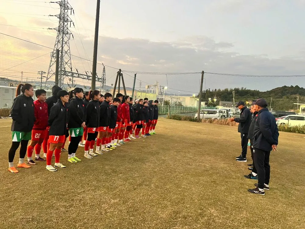 Thầy trò HLV Mai Đức Chung trên sân tập chiều 21-11.